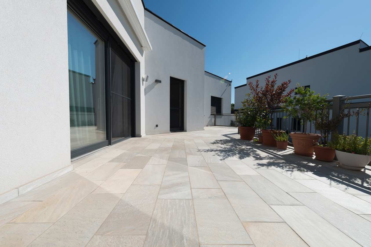 Dalle grés cérame ou naturelle pour terrasse ? Travertin.fr